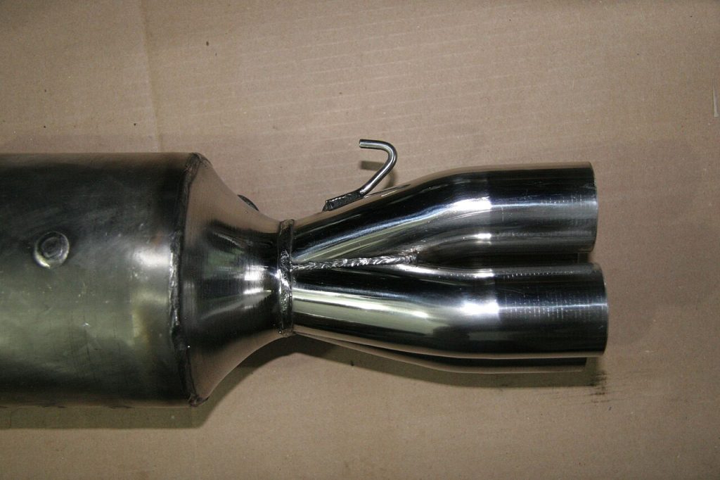 Polished 304 stainless steel surface finish after wheel-based grinding and polishing process