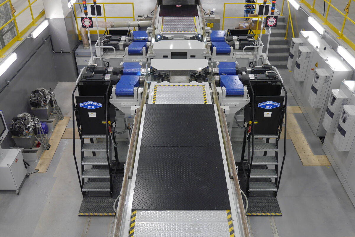 Underfloor wheelset lathe used for railway wheelset reprofiling and maintenance of mounted or demounted wheelsets in rail workshop environments.