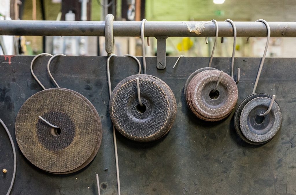 Grinding wheel face condition before redressing, suitable for explaining dressing frequency decisions